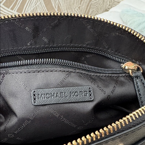 MICHAEL KORS Jet Set Travel black crossbody bag with gold hardware - Picture 4 of 8